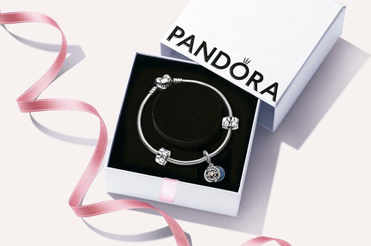 心形釦手鏈串飾固定釦套組，原價7,920元，特惠價5,980元。圖／Pandora提供