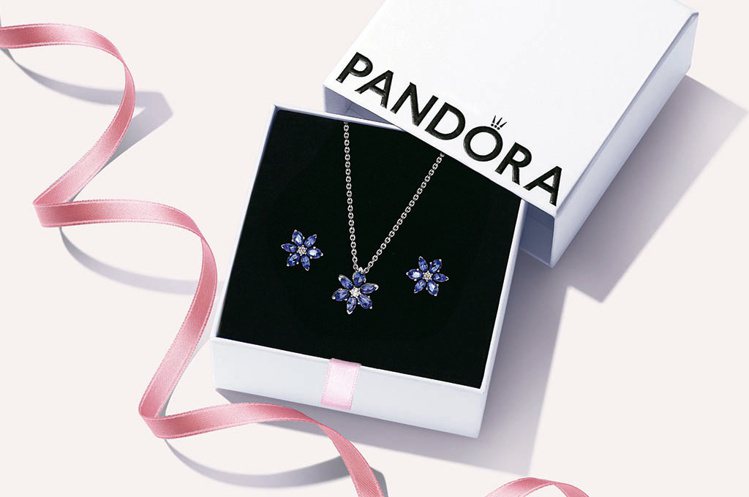 星夜藍璀璨浮游花項鍊耳環套組，原價6,160元，特惠價5,380元。圖／Pandora提供
