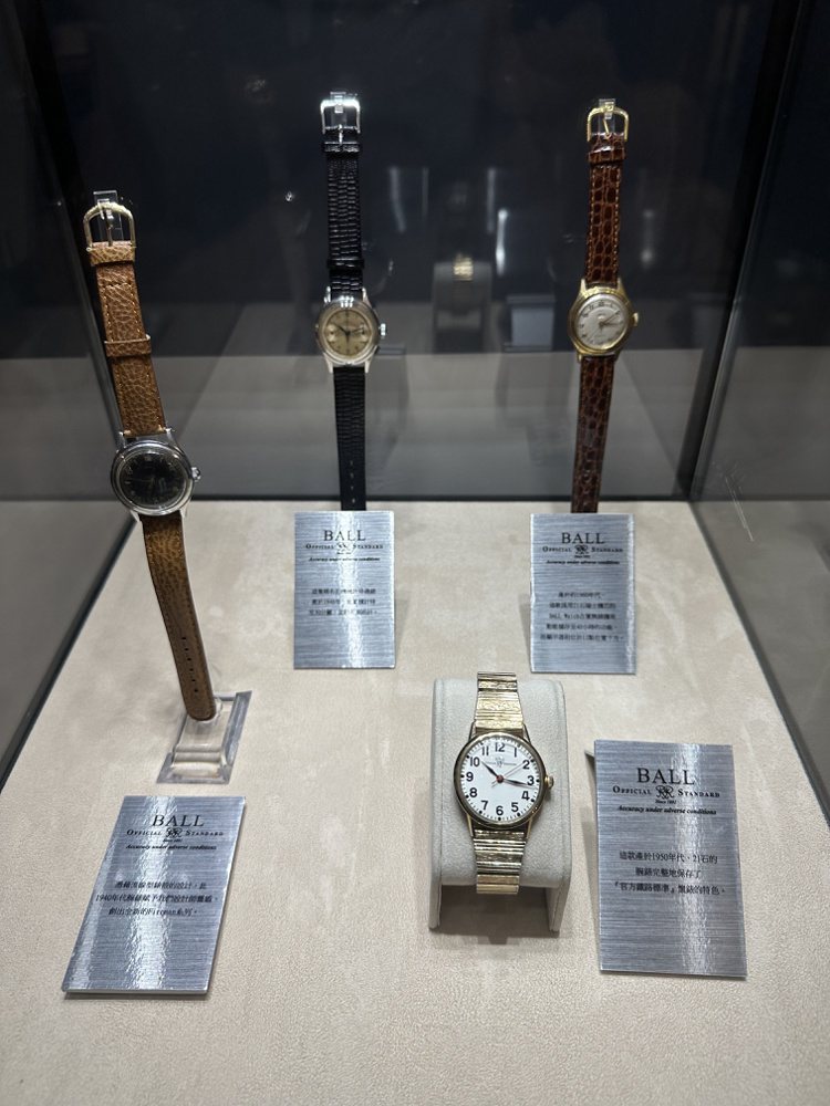 年份橫跨1890到1960年代的骨董時計，年代橫跨1890到1960年，古色古香。記者釋俊哲／攝影