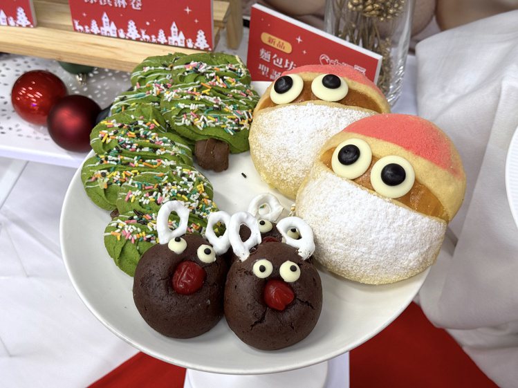 大潤發烘焙坊應景推出「聖誕公公」造型麵包、布朗尼製作的「聖誕麋鹿」、還有可愛的「聖誕樹餅乾」。記者黃筱晴／攝影