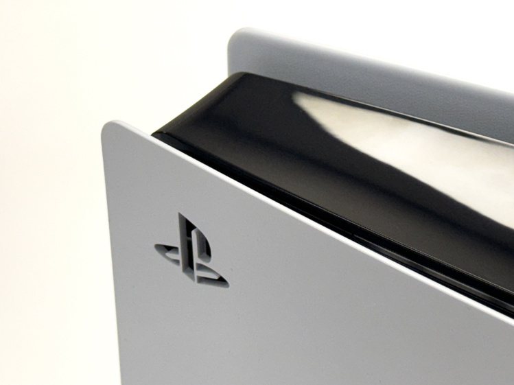 新款PlayStation 5體積與重量大幅減少。記者黃筱晴／攝影