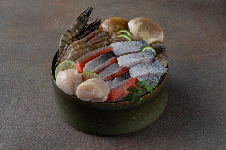 緋花提供多種海鮮食材，如拳頭大小的馬來蛤、北海道生食級干貝都是明星品項。圖／緋花提供