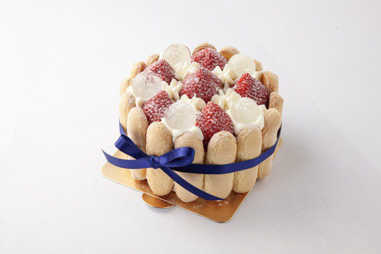 冬日莓果夏洛特，990元。圖／深夜裡的法國手工甜點提供