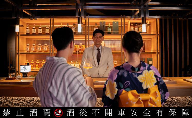專屬調酒職人團隊也圍繞著「響Japanese Harmony百年紀念款」所寓意的節氣之美。圖／台灣三得利提供     提醒您：禁止酒駕 飲酒過量有礙健康
