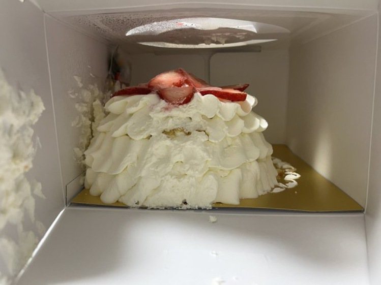 日本民眾開箱高島屋草莓蛋糕各種崩塌慘案。圖／摘自Twitter