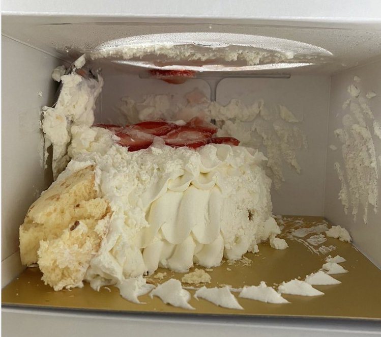 日本民眾開箱高島屋草莓蛋糕各種崩塌慘案。圖／摘自Twitter
