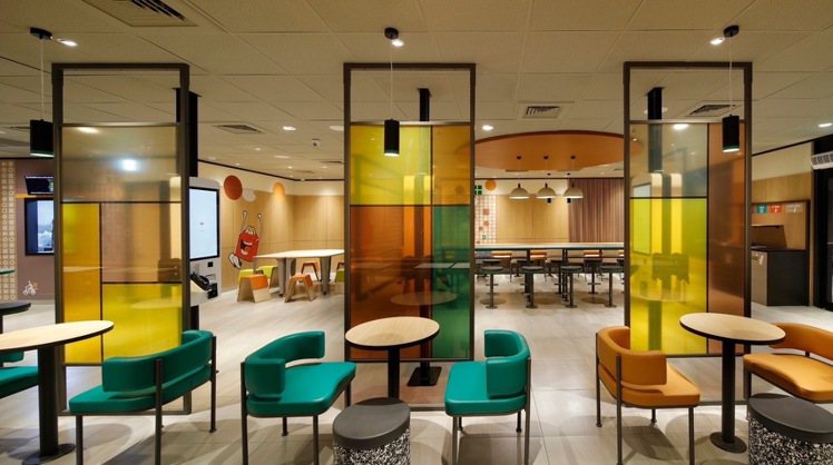 麥當勞台北民生餐廳設計有自動點餐機、內用區等硬體設施。圖／麥當勞提供