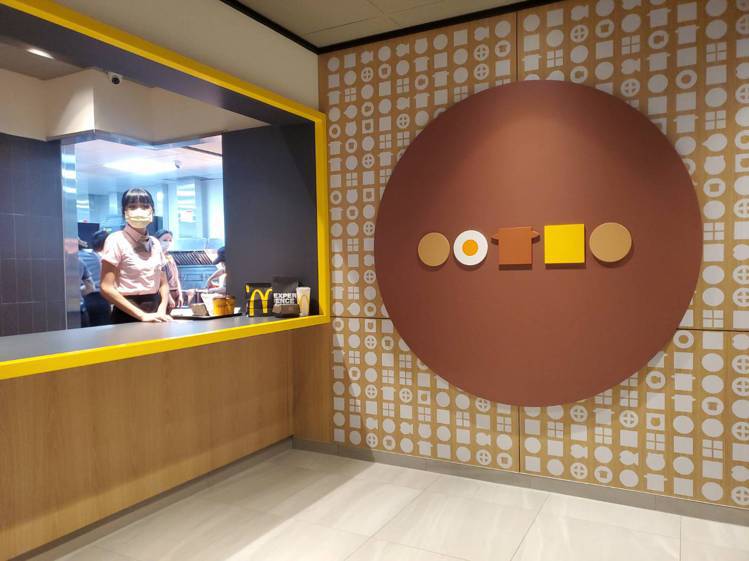 台北民生餐廳採用「模組化組裝櫃檯」，並有全新的「經典食材風2.0」風格。記者陳睿中／攝影