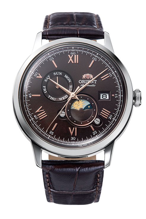 Orient Bambino系列晝夜及日月相顯示A-AK0804Y腕表，精鋼表殼，價格店洽。圖／Orient提供