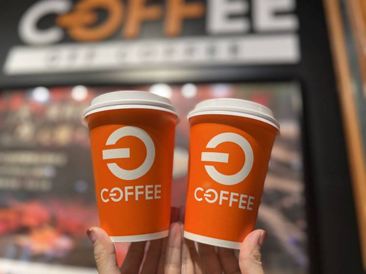 OFF COFFEE現煮咖啡即日起至2024年元旦推出熱美式、熱拿鐵買1送1。圖／全聯福利中心提供