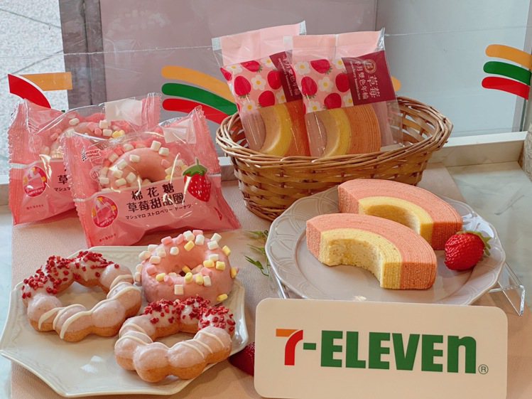看好粉紅系甜點賣力，7-ELEVEN自1月10日起再推療癒烘焙新品「草莓雙色半月年輪」、「棉花糖草莓甜甜圈」。圖／7-ELEVEN提供