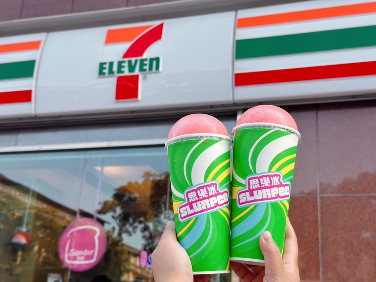 7-ELEVEN限定400間門市販售的思樂冰「致敬經典系列」第三波商品「紅魔鬼思樂冰－草莓乳酸風味」，帶來冬日的甜美酸甜滋味。圖／7-ELEVEN提供