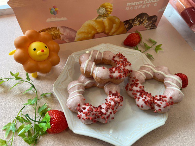 300間7-ELEVEN複合Mister Donut專櫃將開賣人氣商品 「3重草莓波堤」，售價50元。記者陳立儀／攝影