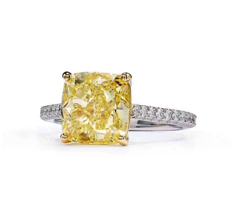 佛蘿倫絲普伊配戴的Tiffany 18K金與鉑金鋪鑲主石逾4克拉濃彩黃鑽戒指。圖／Tiffany提供