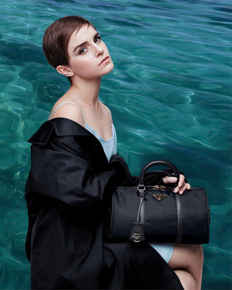 艾瑪華森（Emma Watson）拍攝Prada最新Re-Nylon形象廣告。圖／翻攝自 IG @ Prada