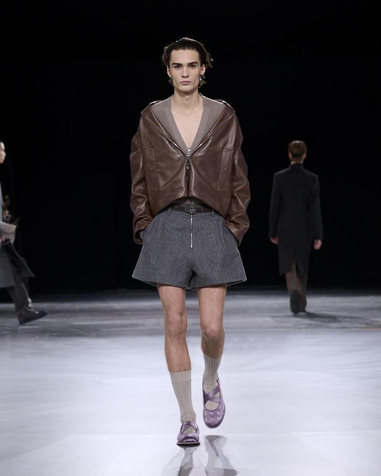 搭配上Dior經典籐格紋的芭蕾舞鞋，演示了屬於Dior男子舞台性、戲劇、浮誇的風格一面。圖／Dior提供