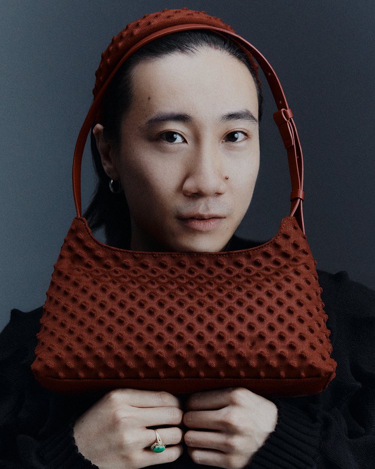 來自紐約的亞裔設計師Chet Lo最招牌的風格就是利用紡織技術，讓面料呈現如同刺蝟一般的立體造型，並裁製成不同服裝，極具辨識度。圖／CHARLES & KEITH提供