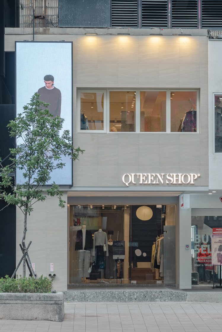 佔地兩層樓面的QUEEN SHOP忠孝復興形象概念店，與百貨霸主復興SOGO比鄰而居。圖／QUEEN SHOP提供