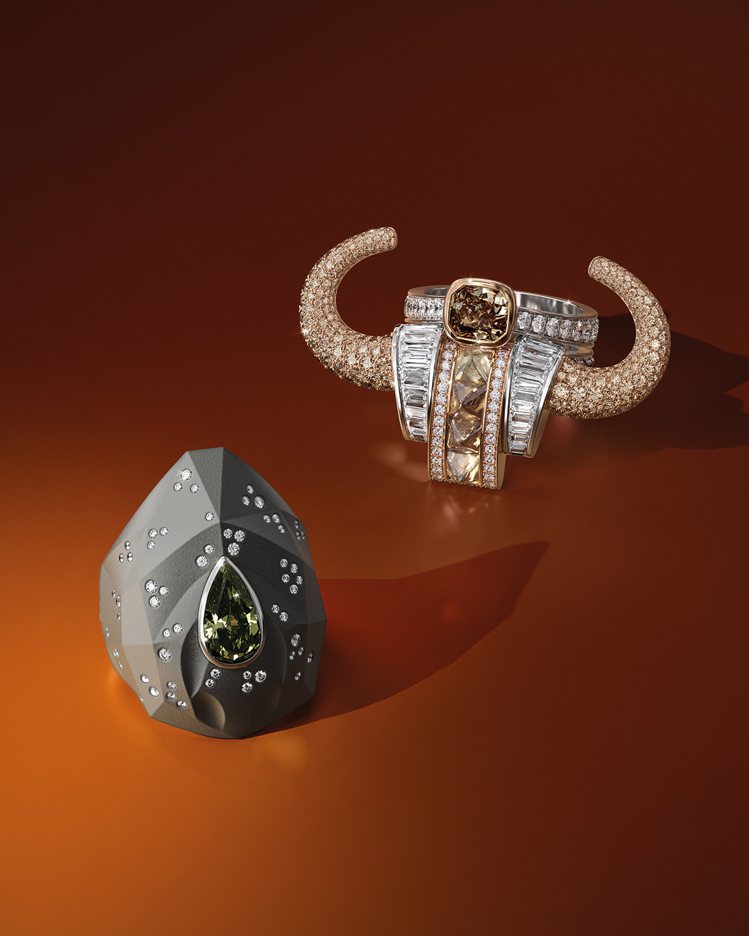 （由左至右）De Beers Forces of Nature高級珠寶系列犀牛嵌套式戒指與水牛皇冠式戒指。圖／De Beers提供