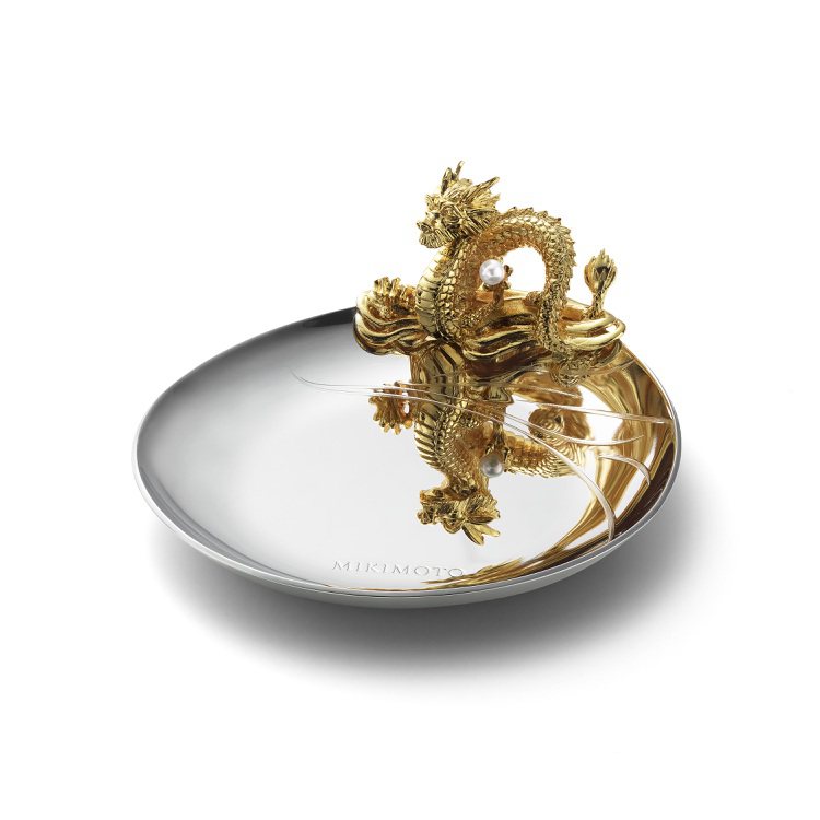 MIKIMOTO 龍形珍珠珠寶盤，不鏽鋼錫飾面 / 錫合金黃金飾面，搭配日本Akoya珍珠，將為MIKIMOTO台北101旗艦店與網路商店，限定販售。圖／MIKIMOTO提供