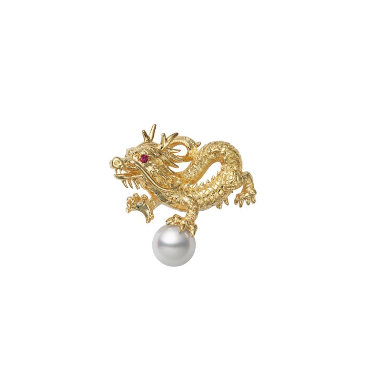 MIKIMOTO 珍珠金龍胸針，18K黃金鑲嵌紅寶石約0.01克拉，鑲嵌日本Akoya珍珠，59,000元。圖／MIKIMOTO提供