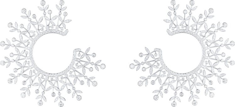 衣領，套件中的耳環，採用同樣鑽石蕾絲設計。圖／BOUCHERON提供