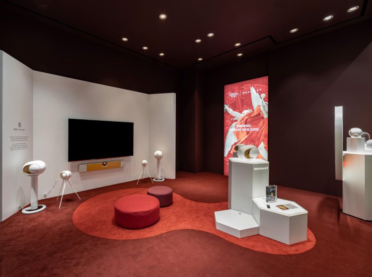 店內空間選用富含新年意象的緋紅色，並著重展示與巴黎歌劇院合作的Opéra de Paris系列商品。圖／Devialet提供