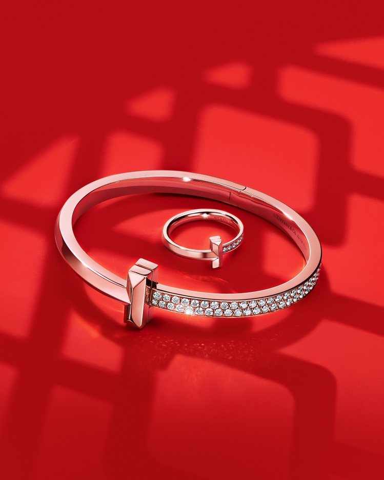 Tiffany T系列T1 18K玫瑰金鑲鑽寬版手環與18K玫瑰金窄版鑲鑽戒指。圖／Tiffany提供