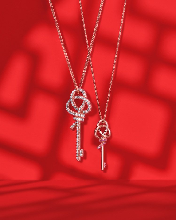 Tiffany Keys系列Woven Keys玫瑰金鋪鑽墜鍊與粉色藍寶石限定款墜鍊。圖／Tiffany提供