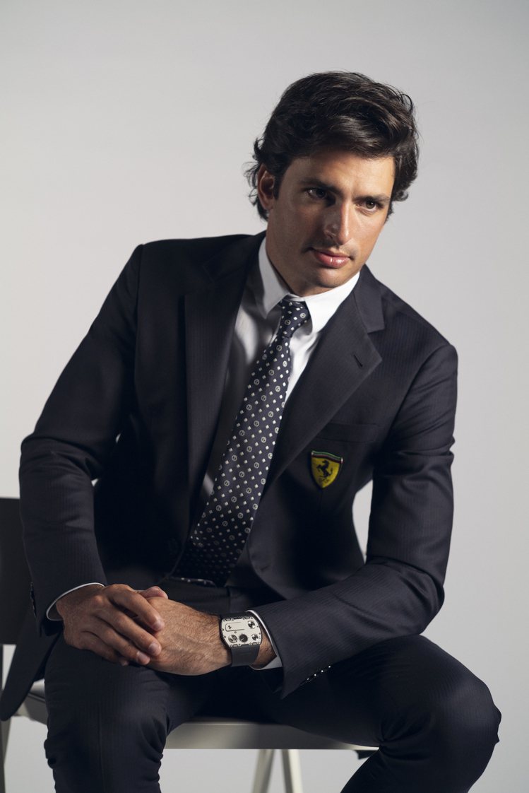 F1法拉利車隊車手Carlos Sainz Jr曾配戴上RM UP-01 Ferrai超薄腕表，並在影片中優雅現身。圖 / RICHARD MILLE提供