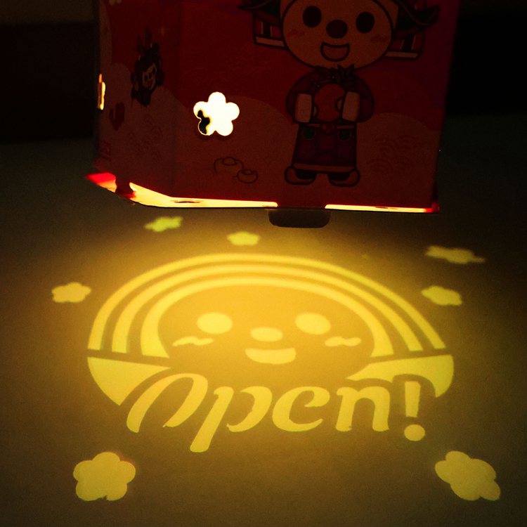 7-ELEVEN於嘉南門市限定販售的「OPEN!五角光雕燈籠」超萌圖案搭配酷炫光影，還可投射出OPEN將燈光字樣。圖／7-ELEVEN提供