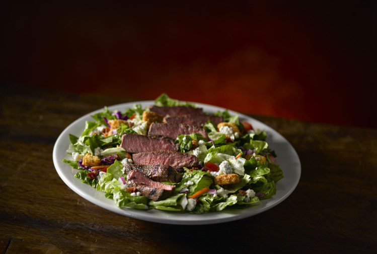 Texas Roadhouse針對飲食控制、蔬食愛好者，新推出599元的6oz.沙朗牛排沙拉。圖／開展餐飲集團提供