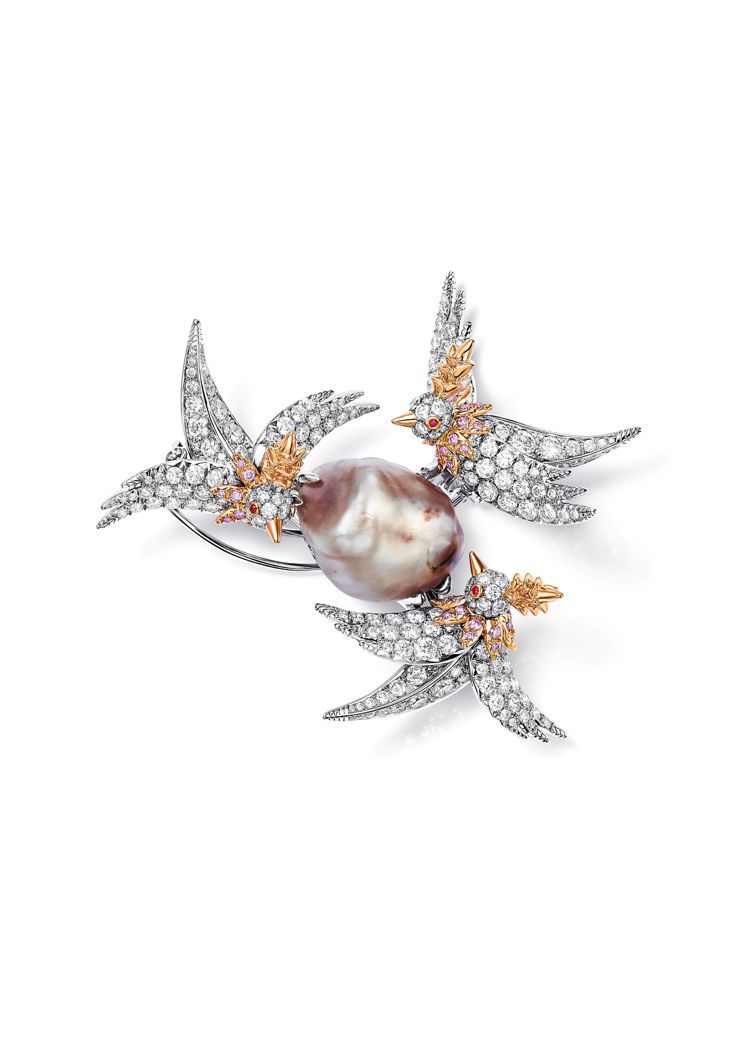 Jean Schlumberger by Tiffany石上鳥珍珠系列胸針，18K玫瑰金及鉑金鑲嵌淺橙棕色與白色巴洛克天然海水珍珠，彩粉鑽，鑽石及紅寶石。圖／Tiffany提供