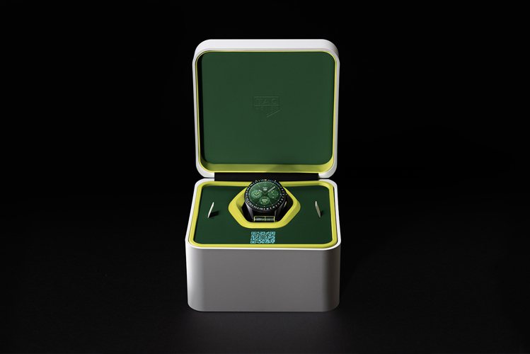TAG Heuer聯名Malbon Golf系列包裝設計亦別具特色，表盒內採用合作款式的配色，彰顯腕表以高爾夫球為靈感的活力。圖／TAG Heuer提供