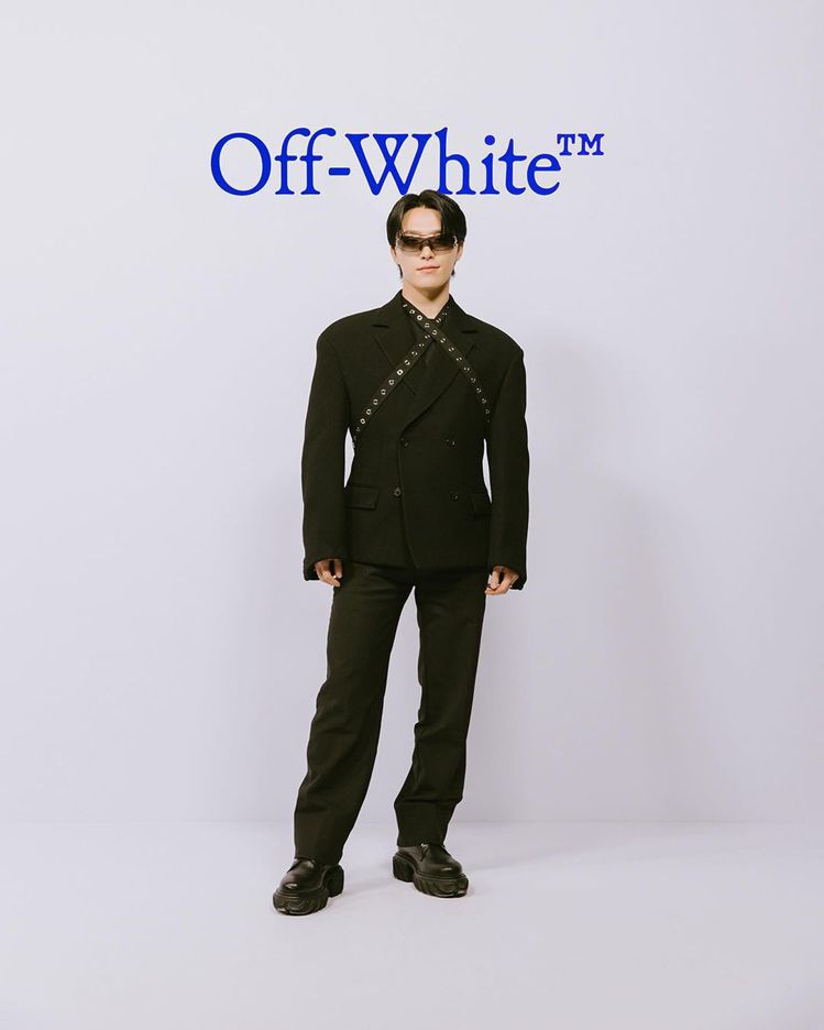 私下或是在鏡頭前時常選穿Off-White服裝的韓團Seventeen成員Dino現身品牌大秀。圖／摘自instagram