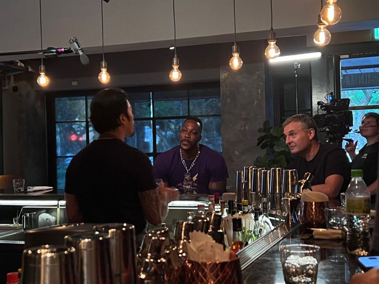 Netflix美食節目《環球饗宴：菲爾來吃飯》由菲爾（右）邀請前NBA球星「魔獸」（左二），造訪米其林一星餐廳LONGTAIL。圖／LONGTAIL提供