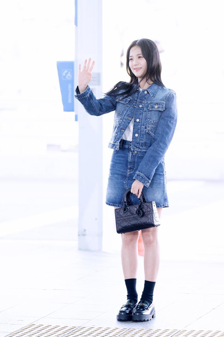 Dior品牌大使、BLACKPINK成員JISOO穿丹寧上衣搭配丹寧短裙的俏麗造型現身韓國機場。圖／DIOR提供