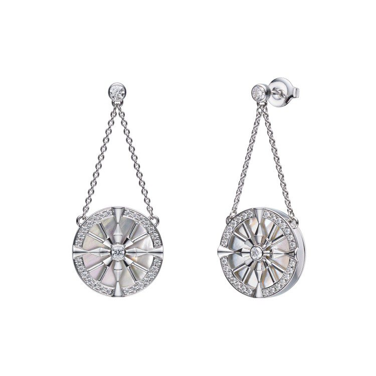 MIKIMOTO LUCKY ARROWS系列鑽石耳環，18K白金鑲嵌鑽石搭配珍珠母貝，27萬元。圖／MIKIMOTO提供