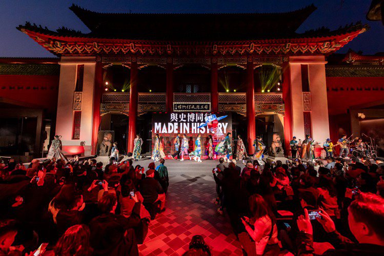 台灣設計師周裕穎與國立歷史博物館合作，於史博館重新開幕之際、推出「與史博同行」（Made in History）大秀，並與3月8日（五）晚間盛大舉行。圖／國立歷史博物館提供