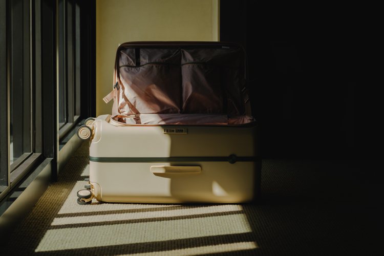 CROWN參考春夏流行趨勢，讓招牌且為經典款的BOXY系列行李箱，推出嫩粉色與燕麥奶白選擇。圖／CROWN提供