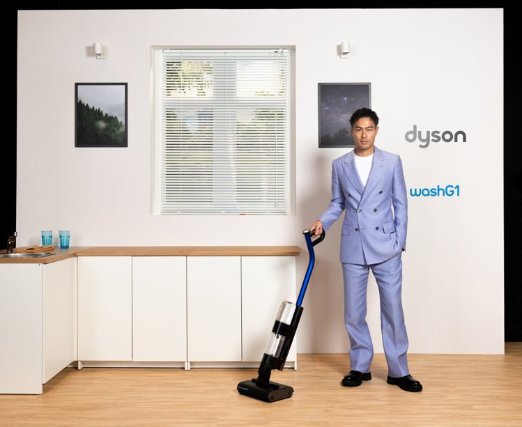 Dyson品牌長期愛好者楊祐寧搶先體驗全新WashG1雙驅四刷無線洗地機。圖／Dyson提供
