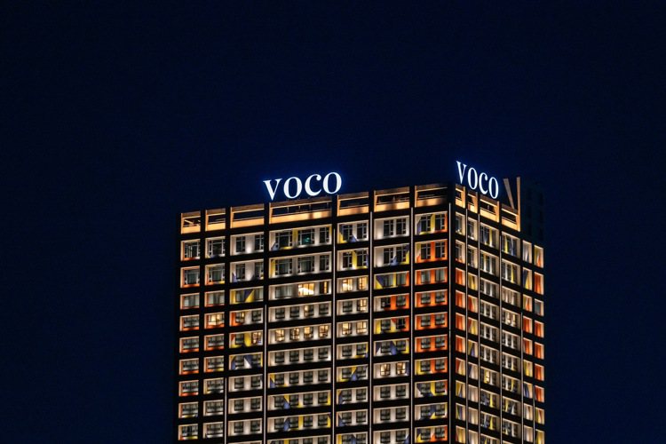 嘉義福容voco酒店日前已在樓高136.2公尺高的樓頂掛上招牌，即起試營運。圖/福容大飯店提供