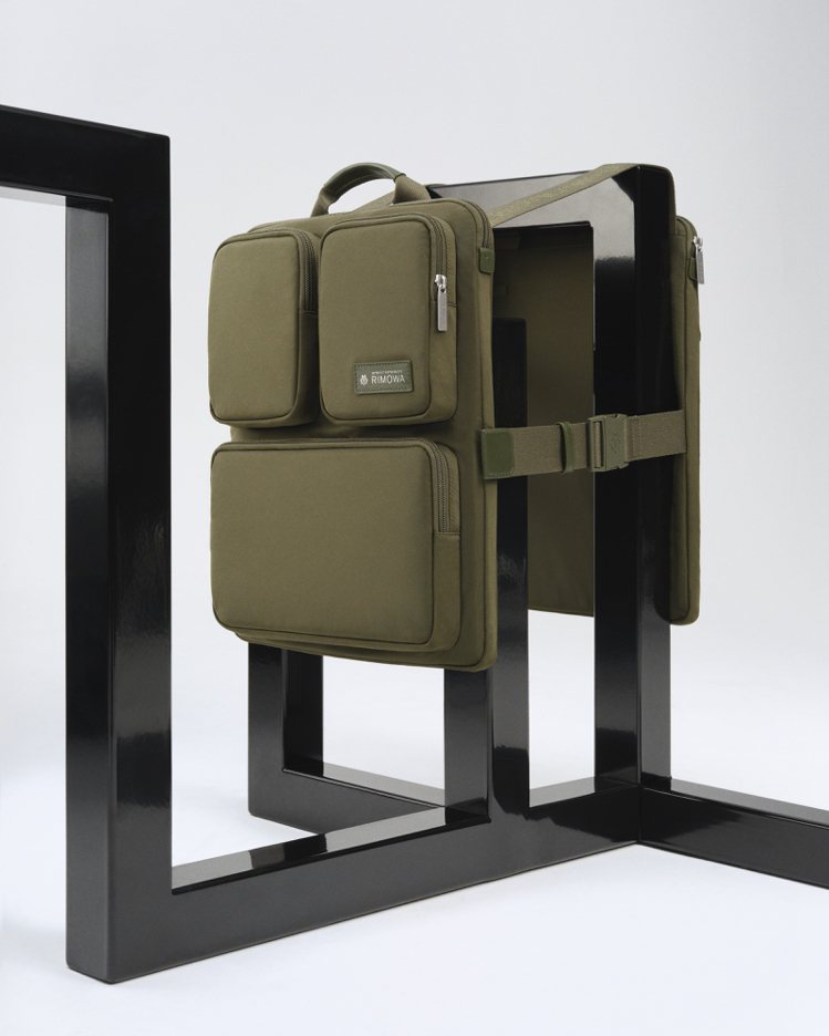 RIMOWA Travel Accessories系列卡其綠登機箱行李掛袋，18,300元。圖／RIMOWA提供