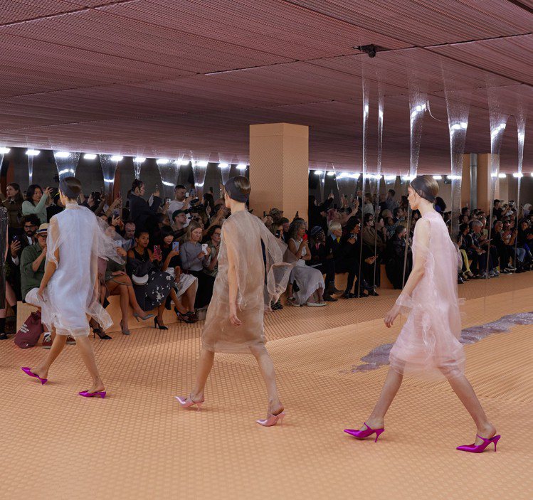 Prada 2024春夏運用了大量粉色進入服裝、鞋履、包款，帶來多樣化的粉色母親節禮品推薦。圖／Prada提供