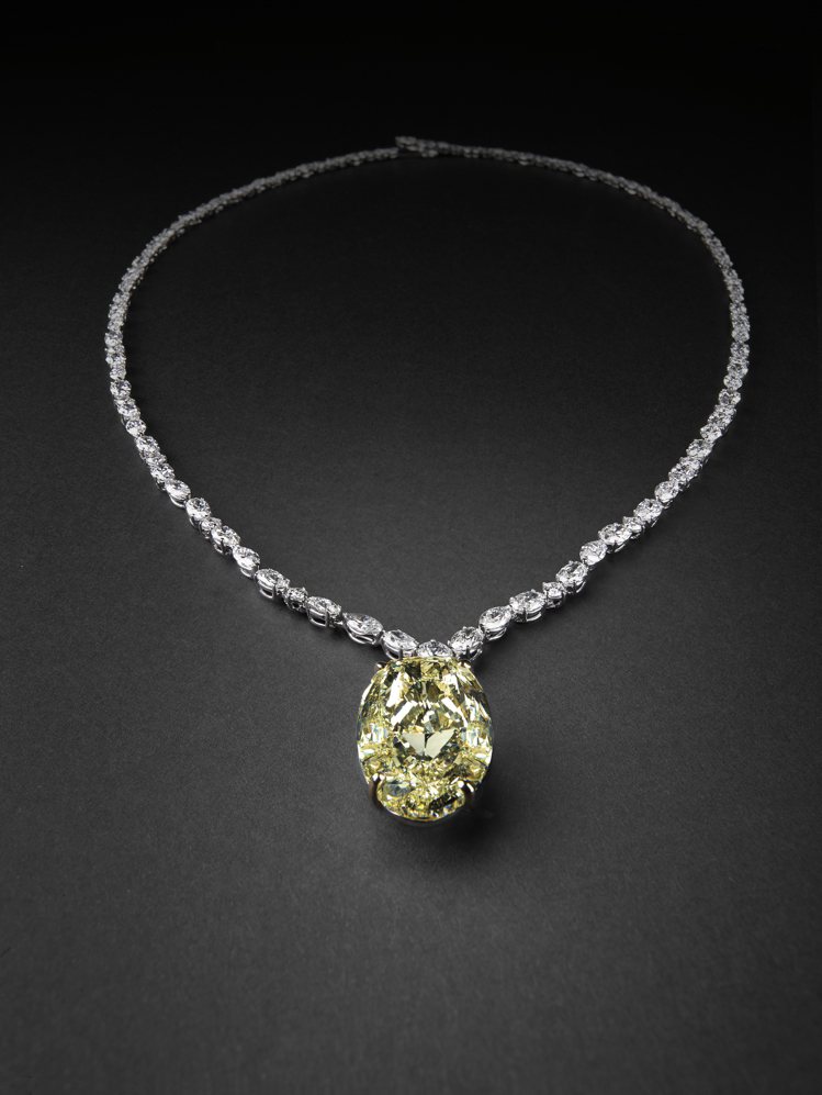 DAMIANI Fantasy Cut Moon Light月光黃鑽項鍊，18K⽩⾦和黃⾦鑲嵌23.37克拉橢圓形切割彩黃鑽、橢圓形、欖尖形、明亮式切割切割鑽石，3,750萬元。圖／DAMIANI提供