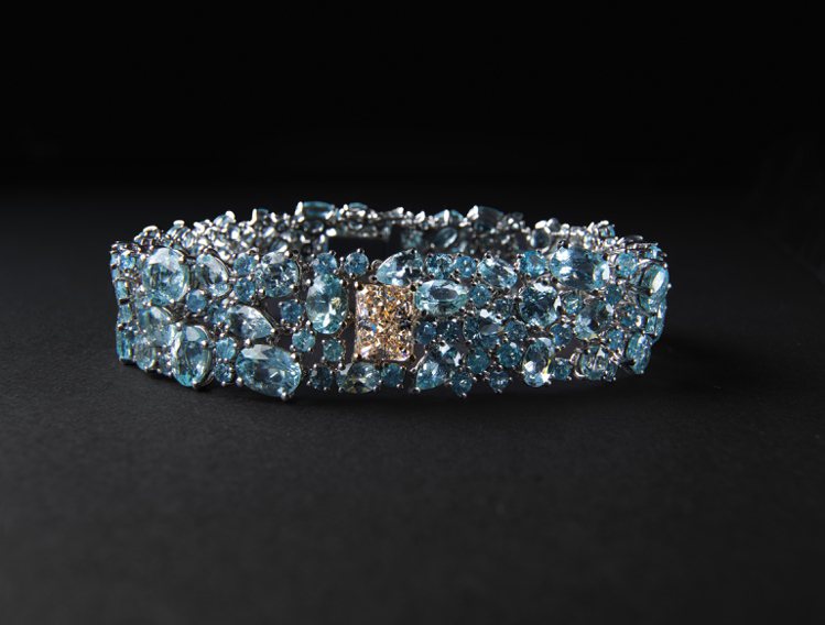 DAMIANI Fantasy Cut Acqua瀑布帕拉伊巴碧璽鑽石手環，18K⽩⾦和玫瑰⾦，1,740萬元。圖／DAMIANI提供