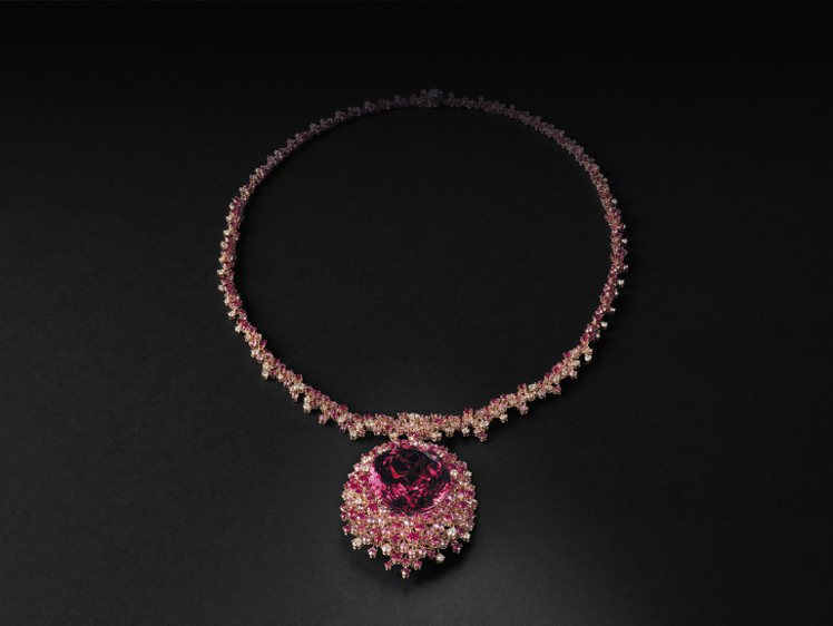 DAMIANI Mimosa Aurora奧羅拉紅碧璽鑽石項鍊，18K玫瑰金123.846克拉橢圓形切割紅碧璽、鑽石，1,160萬元。圖／DAMIANI提供