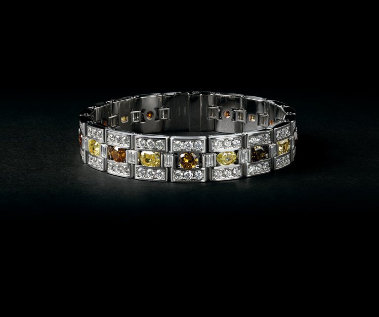 DAMIANI Belle Époque Frame美好年代精彩輪廓彩鑽手環，555萬元。圖／DAMIANI提供