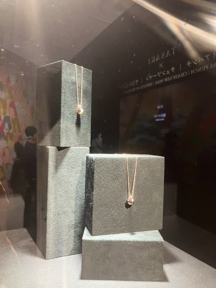 日本東京BA-TSU ART GALLERY的70周年紀念展，現場二樓展出今年第二波的鏈鋸人聯名系列珠寶。記者／孫曼攝影