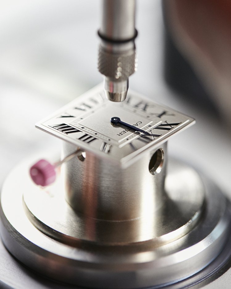 卡地亞全力整合製錶所需的各種精湛工藝，因此自2002年起就成為少數自製腕表指針的品牌之一。圖／卡地亞提供